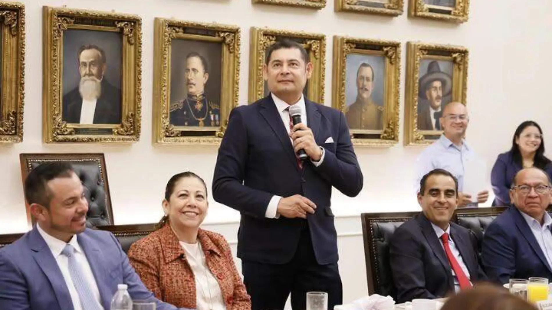 Conoce la trayectoria del gobernador de Puebla, Alejandro Armenta Mier